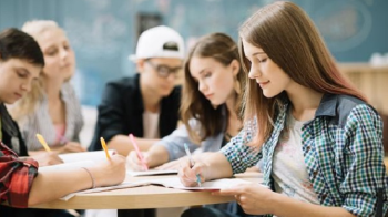 абітурієнти