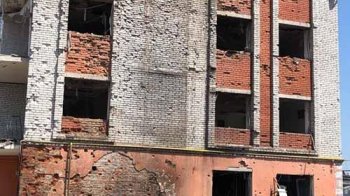 "Врятувало, що дитина встигла лягти на диван": у Чорткові від вибухів постраждала сім’я із Харкова, яка втікала від війни