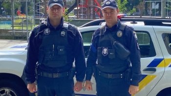 Три дні безпорадно лежала вдома: львівські патрульні врятували жінку