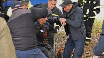 У Львові чоловік не міг вибратися з колектора: його витягали рятувальники