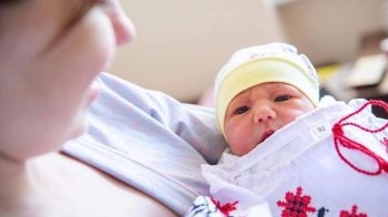 Новонародженим у прифронтових регіонах дітям подарували перші вишиванки