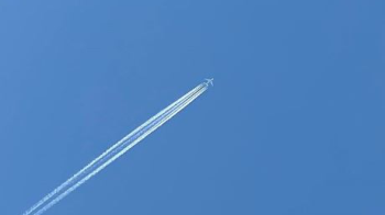 Літак летить по небу