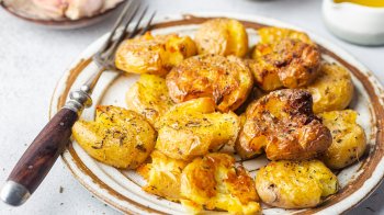 Простіше не буває: запечена картопля у кожушках з грибним соусом 