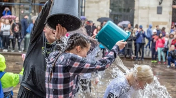 Як у Львові святкували Поливаний понеділок: традиції та прикмети