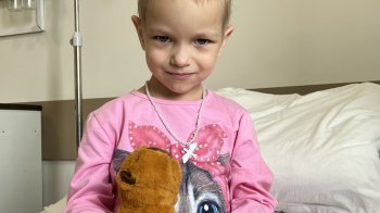 Трирічну дівчинку з пухлинною у спинному мозку прооперували медики у Львові