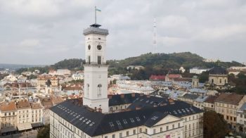 АМКУ зобов’язав Львівську міськраду скасувати обмеження на графік роботи ресторанів