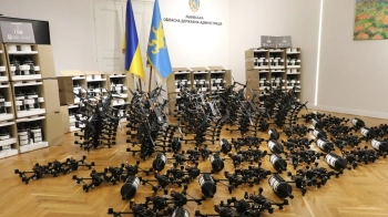 Львівщина передала військовим 150 квадрокоптерів з оптоволокном та станції керування