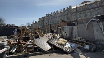 В центрі Львова демонтують МАФ, у якому продавали кури-гриль