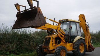 Після аварії п'яний водій екскаватора JCB 3 CX SITEMASTER втік