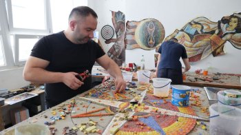 У Львові шестеро художників відновлюють унікальну мозаїку, знищену восени