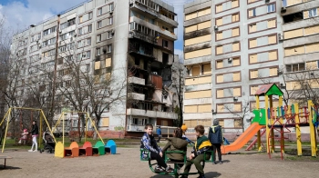 Дитячий майданчик у Запоріжжі. Фото: Efrem Lukatsky/AP