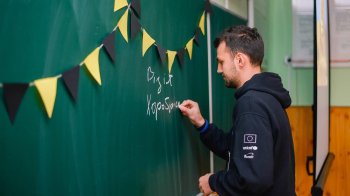 “Чи може педагог випити пива після роботи? Може”: інтерв’ю із вчителем щастя у львівській школі