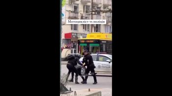 Один проти двох: у Львові сталася бійка між поліцейськими та мотоциклістом (відео)