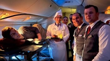 Найвища жінка у світі вперше подорожувала літаком (фото)