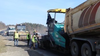 На Львівщині дорожники ліквідовують ями на трьох трасах: де тривають роботи