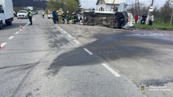 Маршрутка “Івано-Франківськ — Львів” потрапила у ДТП на Прикарпатті: є загиблі