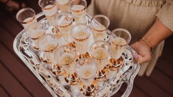 Алкоголь на свята: як менше споживати і що робити, якщо не вдалось