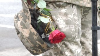 Броди на колінах: зустріли загиблий екіпаж МІ-8