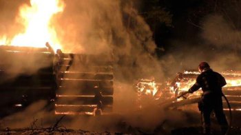 У Шевченківському гаю згорів дерев'яний будинок