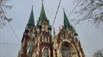 У львівському храмі проведуть екскурсію за донат для відновлення вітражів