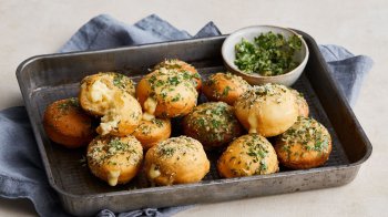 Ніжні пампушки з часником: як приготувати головне доповнення до борщу 