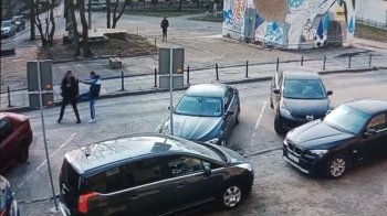 У центрі Львова п’яний чоловік копнув і побив інспектора з паркування