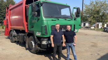 Львів передав Херсону контейнери для збору сміття і спецтехніку