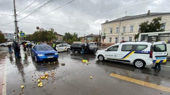 У Чернігові поліцейський збив на тротуарі двох жінок 