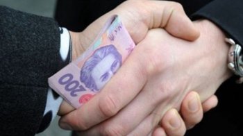 Здавали в оренду комунальну техніку, а кошти привласнювали: на Львівщині поліцейські затримали посадовців стратегічних підприємств