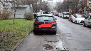 Неможливо пройти: у Львові жителі скаржаться на водіїв у Шевченківському районі, які паркують авто на тротуарі