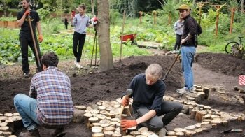 В одному з парків Львова з’явилась сенсорна доріжка з природних матеріалів