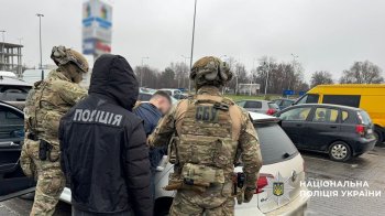 Трьох мешканців Львівщини викрили на торгівлі автоматами Калашникова