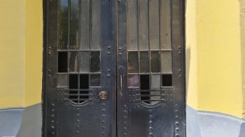 Мешканці Львова скаржаться на бездіяльність ЛКП: не можливо ні зайти, ні вийти з будинку