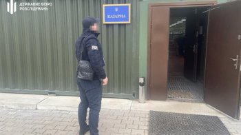 Чоловік вивчає табличку