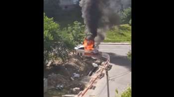 Посеред дороги у Львові вщент згорів автомобіль