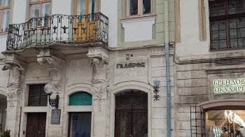 «Ганьба в самому центрі»: на площі Ринок обвалився фасад кам’яниці (фото)