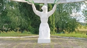 Пам'ятник "матері" у Хлівчанах. Фото: Олег Радик