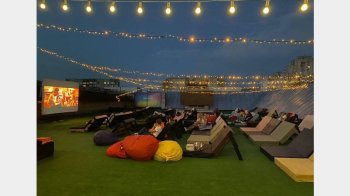 У Львові відкривають вечірні кінопокази на даху: деталі