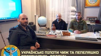 Постійні допити та відсутність медичної допомоги: ГУР звільнило 2 українських пілотів з полону