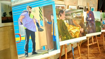 Картини з львівськими волонтерами на виставках у Парижі та Нью-Йорку