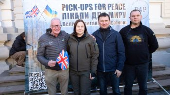 Іноземні волонтери передали на Львівщині допомогу дітям і 36 авто для ЗСУ