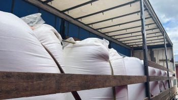 Львівські прикордонники зупинили вантажівку, яка через Рава-Руську намагалася ввезти білоруський товар