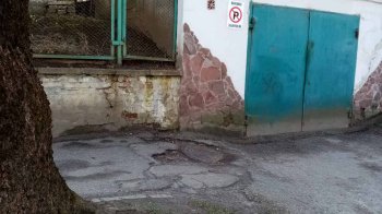 Люк просідає, а тротуар руйнується: у Львові містяни поскаржилися на хідник у Франківському районі