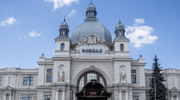 Мистецтво під захистом: скульптури на фасаді Головного залізничного вокзалу Львова захистять від можливих пошкоджень