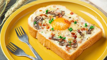 Сніданок за 5 хвилин: рецепт тосту з яйцем, грибами та шинкою