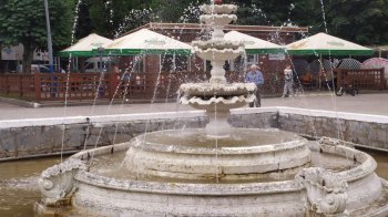 У Червонограді в парку культури та відпочинку запрацював фонтан, але не на повну потужність: у чому причина