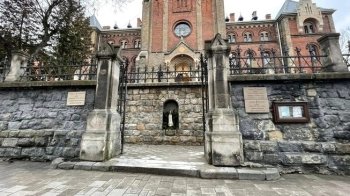 Облаштували нові сходи та підпірну стінку: у Львові відновили центральний вхід до храму св. Іоана Золотоустого (фото)