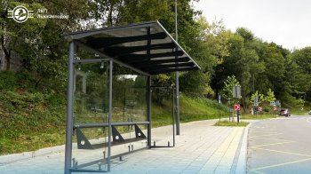 У Львові на зупинках громадського транспорту встановили три павільйони. Фото
