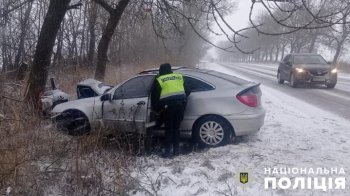 На Львівщині внаслідок зіткнення з деревом постраждали пасажири Mercedes, серед них двоє малих дітей