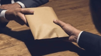 Їх уже звільняли з поліції: У Червонограді викрили двох правоохоронців на хабарі